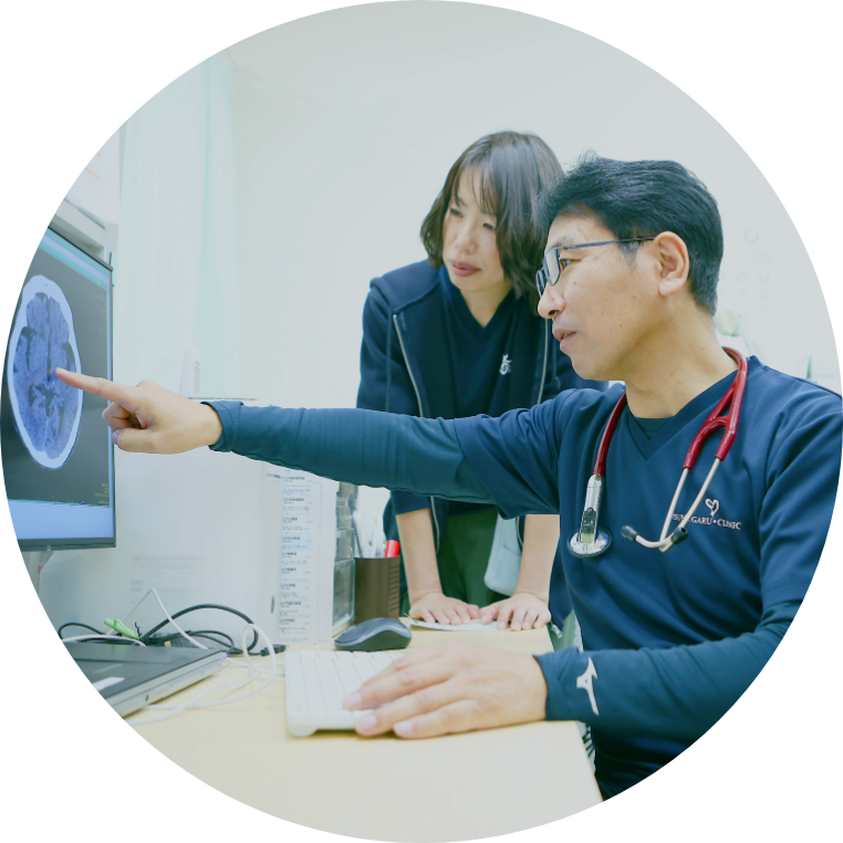 画像診断を確認しながら説明する医師