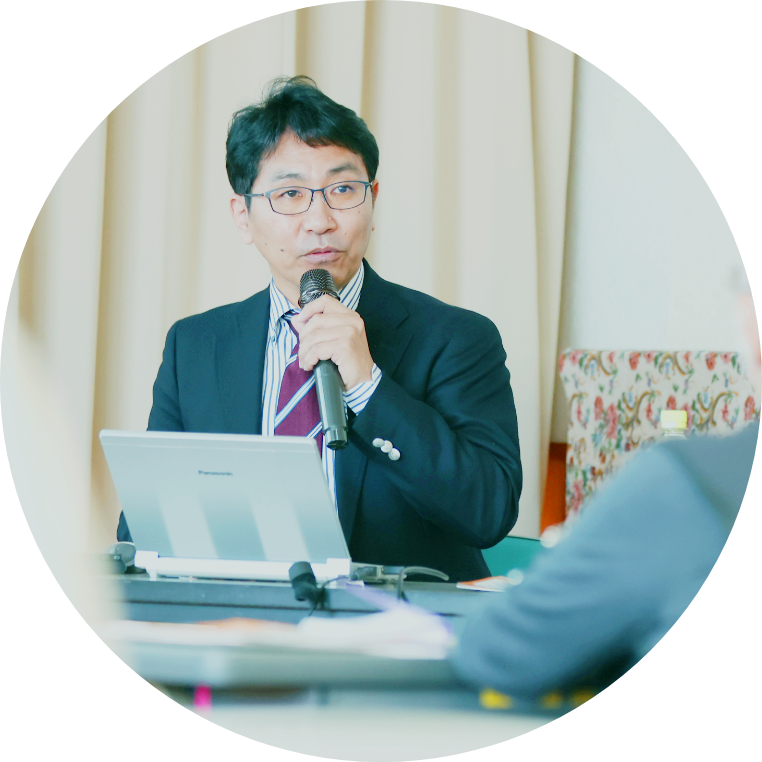 講演する医師