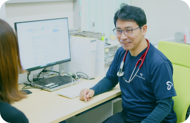 診察室で対話する医師と患者